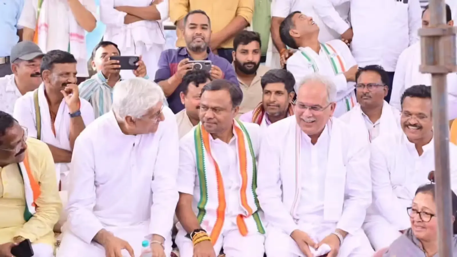 भूपेश बघेल, टीएस सिंहदेव और दीपक बैज एक मंच पर दिखे सूरजपुर में कांग्रेस का प्रदर्शन