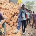 तखतपुर में बड़ा हादसा टला: गड्ढे में फंसकर पलटा ईंटों से भरा ट्रैक्टर, युवक और बच्चा घायल