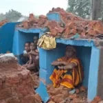 नकटी गांव में बारिश में टूटे घरों में रहने को मजबूर परिवार बृजमोहन अग्रवाल ने उठाए कार्रवाई पर सवाल
